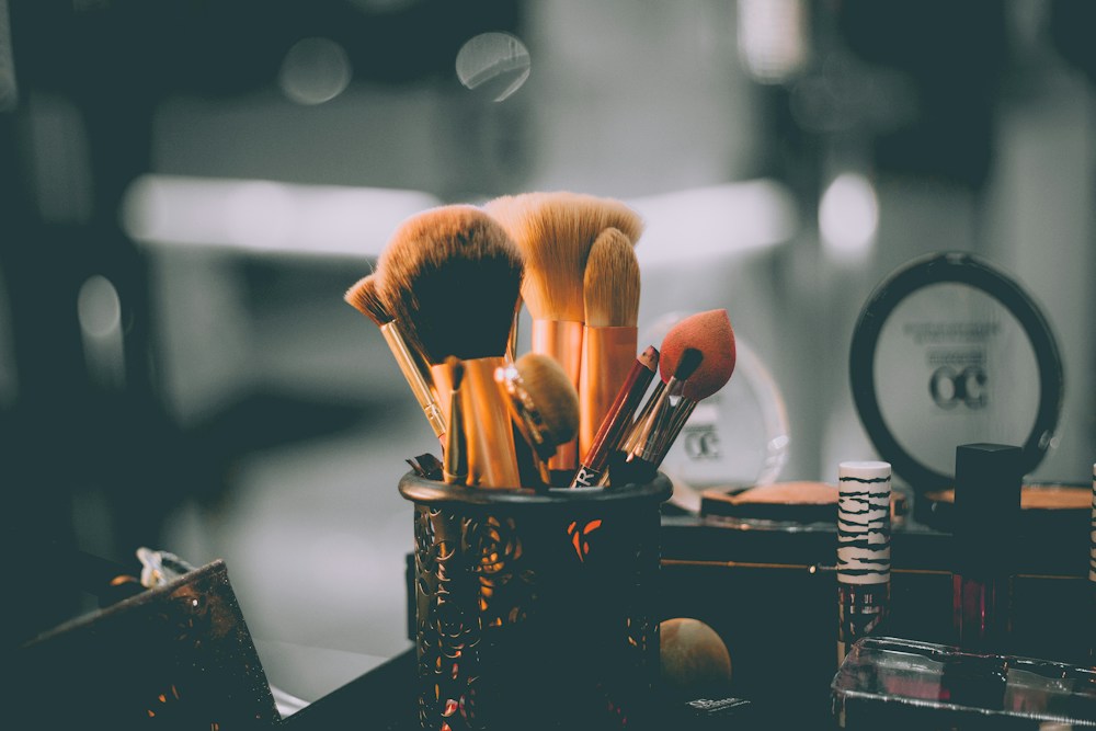 Beauty-Pinsel und Kosmetikzubehör als stimmungsvolles Studiomotiv