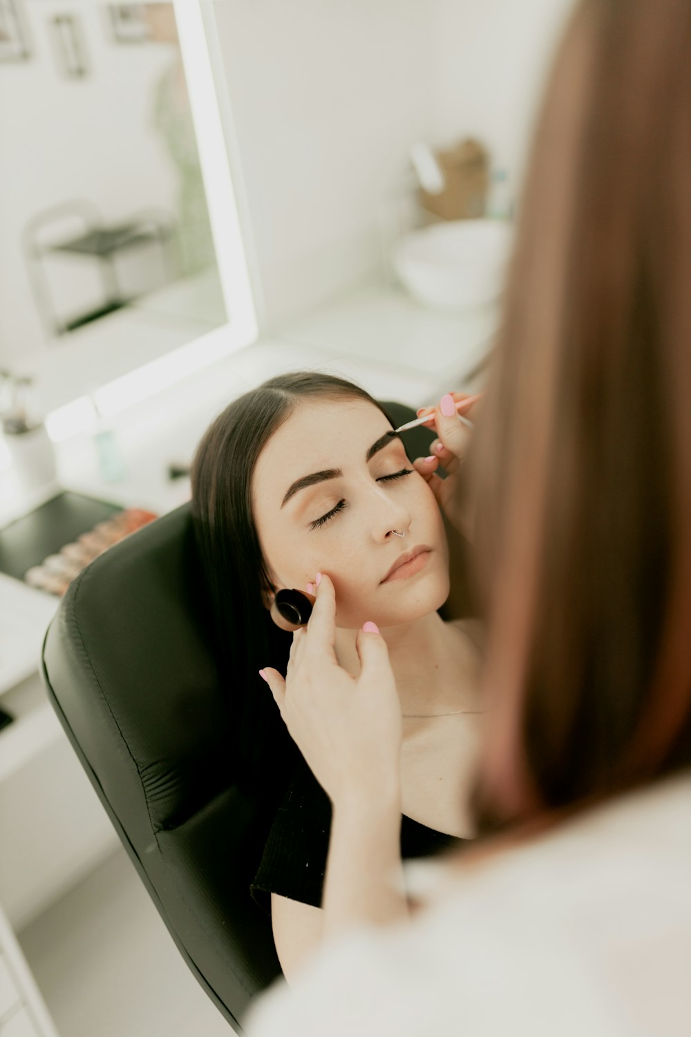 Augenbrauen werden mit einem Pinsel präzise geformt – Beauty-Motiv