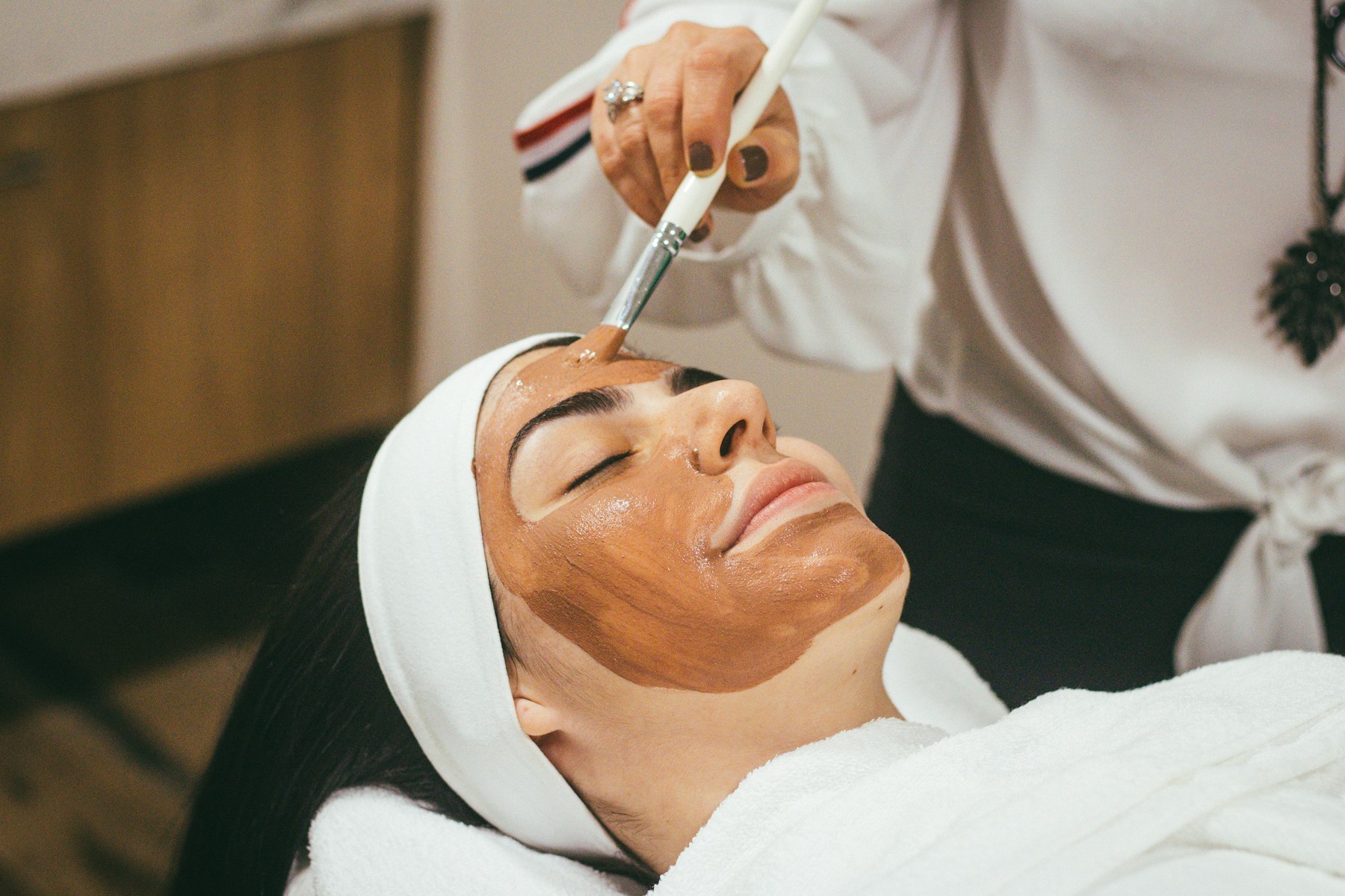 Kosmetische Gesichtsbehandlung – Beauty-Motiv